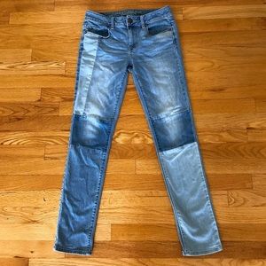 💙🤍AMERICAN EAGLE COLOR BLOCK PATCH JEANS🤍💙